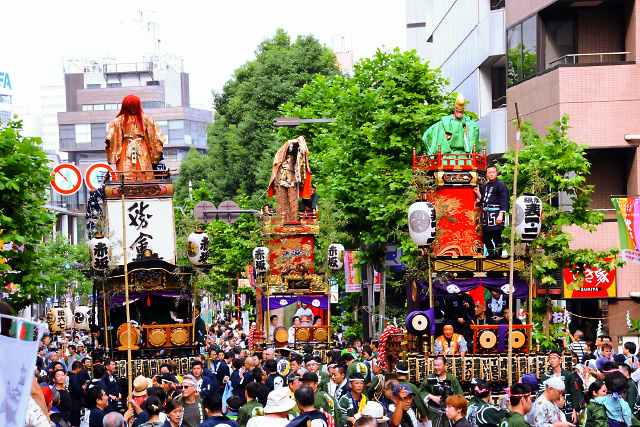 The float parade that tours the streets of Akasaka, Tokyo is a specialty. Held at Hikawa Shrine!!