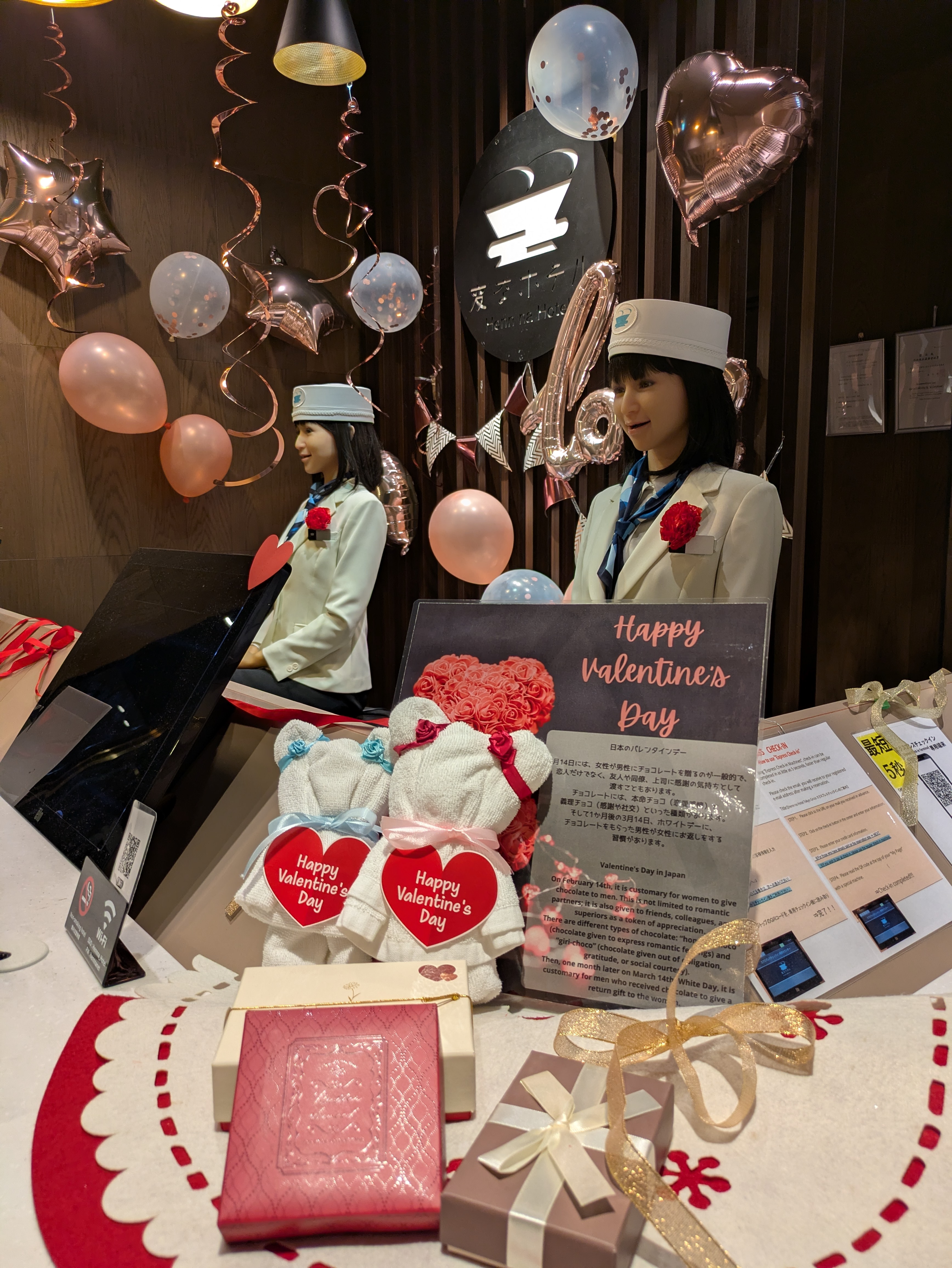 The hotel front desk decorations have been temporarily changed to a Valentine's theme♪