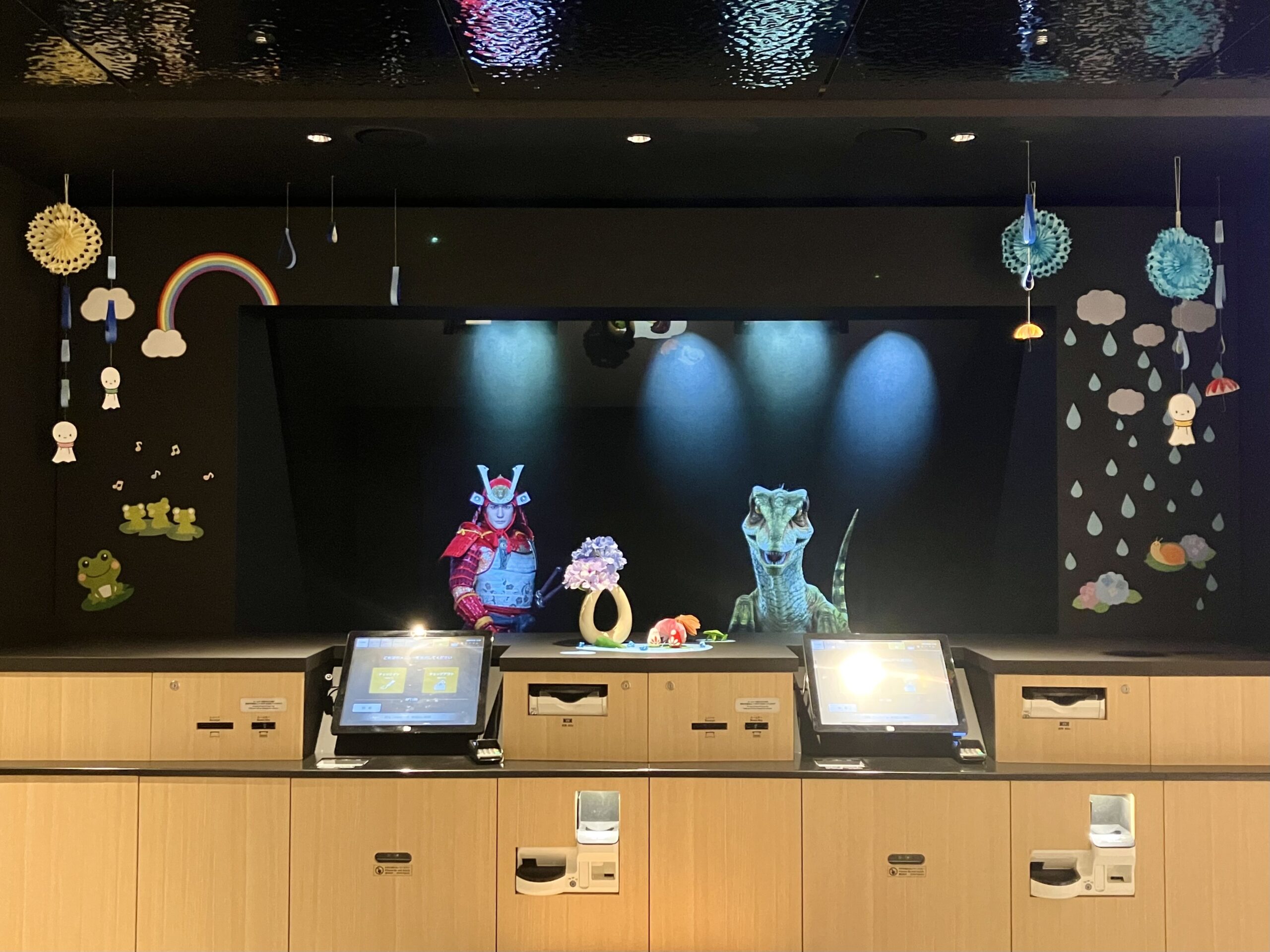 🌈 The front desk is also entering the rainy season ☔