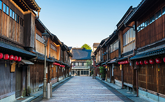 8 minutes by car to Higashi Chaya District