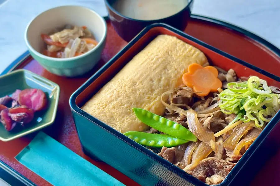 Dashi-maki and Gyumeshi Bento