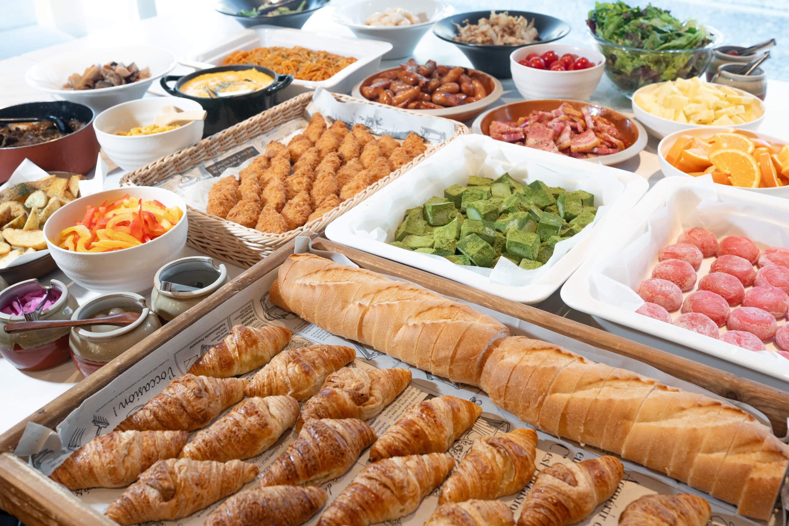 We offer about 40 types of morning buffet including freshly baked bread with a buttery aroma, fresh salad, and a mix of Japanese and Western side dishes.