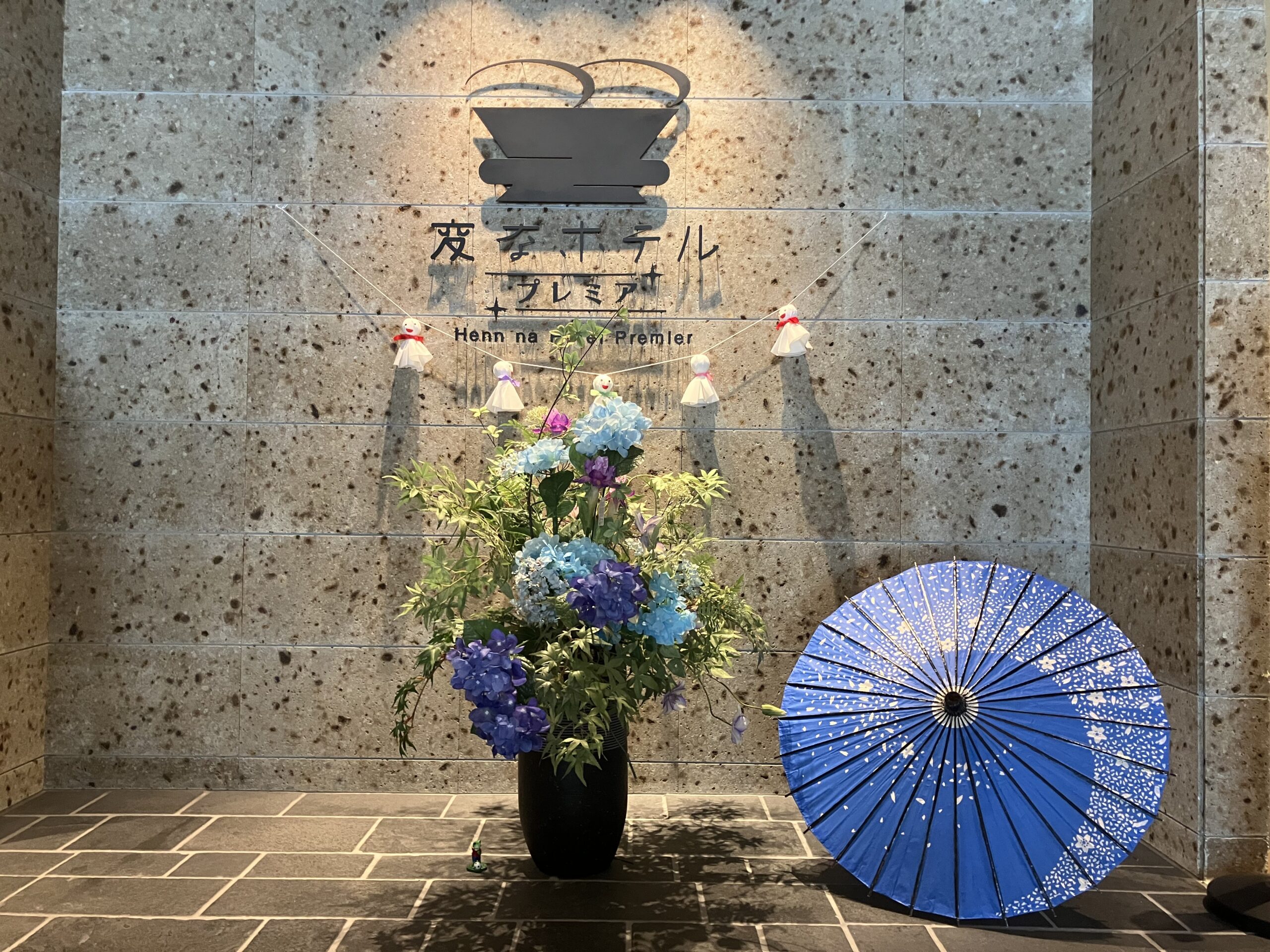 We have prepared interior decorations that evoke the rainy season