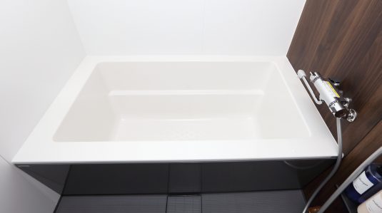 Separate bath and toilet, spacious bath (unit bath only for singles)