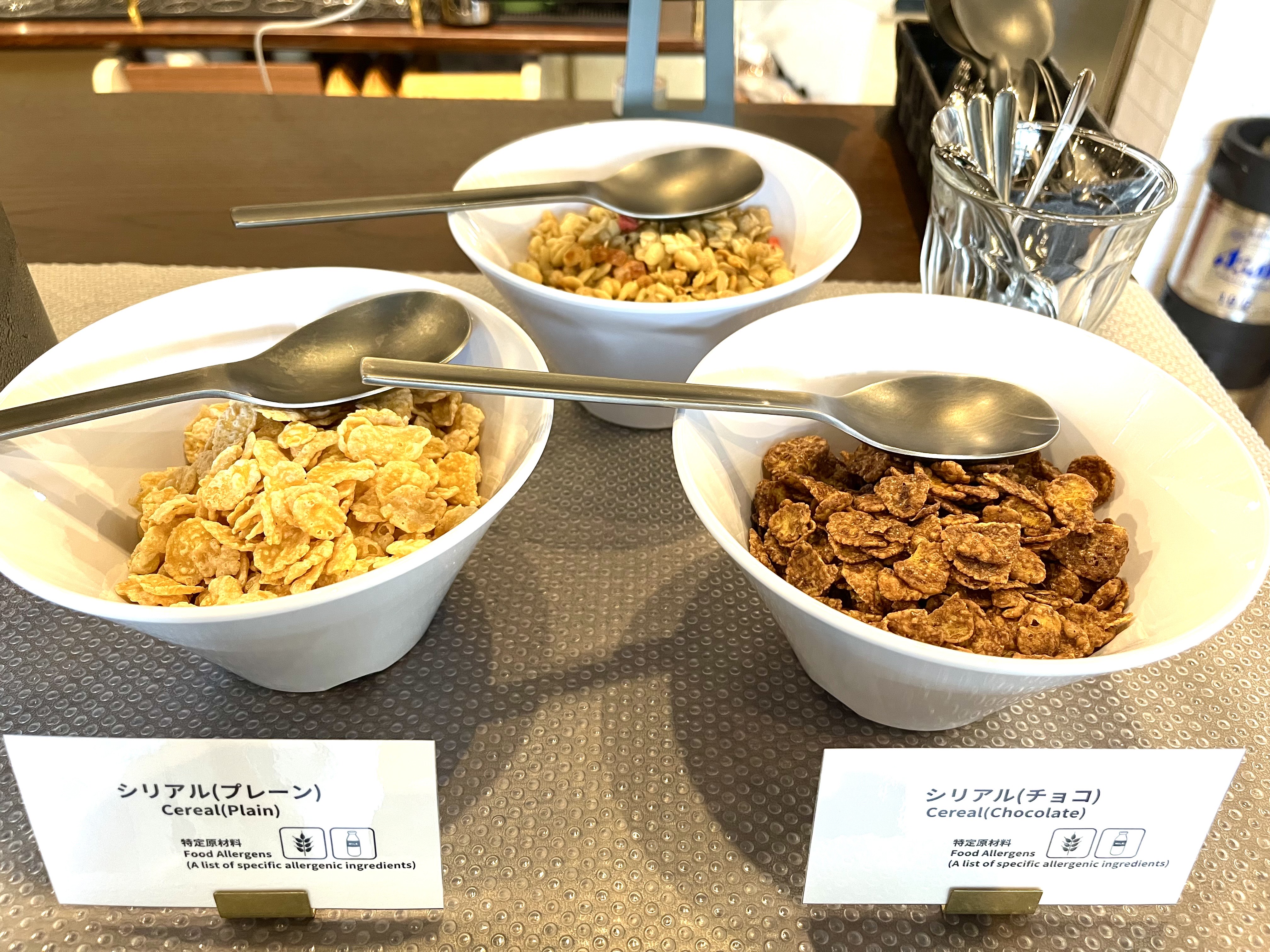 There are three types of cereal: plain, chocolate, and granola♪