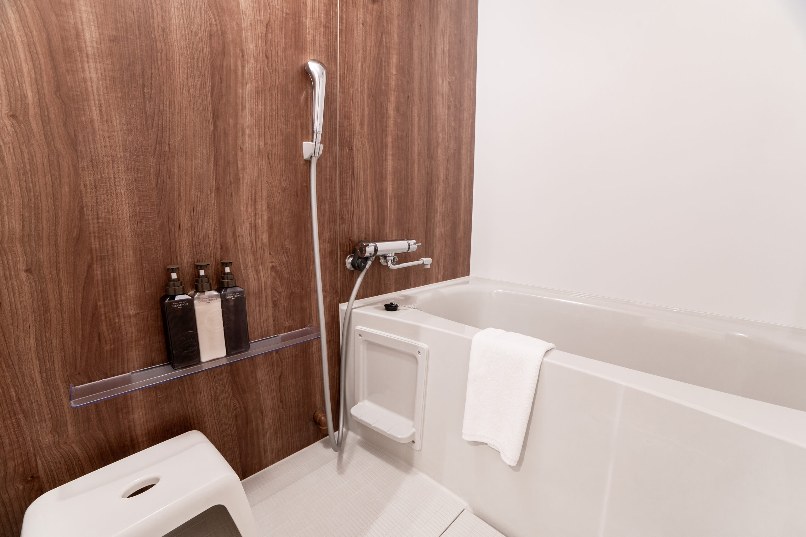 Separate bath and toilet, spacious bath (unit bath only for singles)