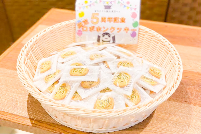 Celebrating the 5th anniversary with special cookies 🌟 A sweets buffet is also being held ♪