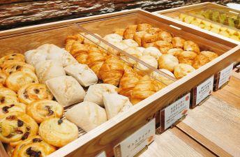 In the bread corner, we offer classic mini croissants and mini loaves of bread, as well as pain au chocolat, honey soy milk bread, and pain aux raisins with rum raisins.