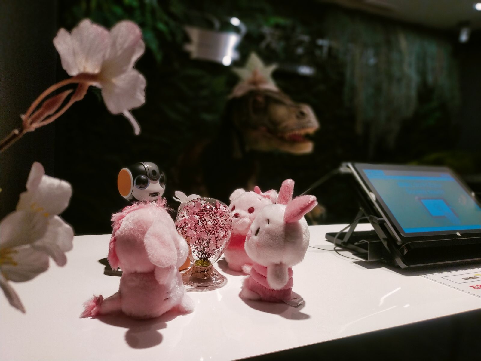 [Cherry Blossom Viewing Season] You can now see dinosaurs and their cheerful friends enjoying cherry blossom viewing!