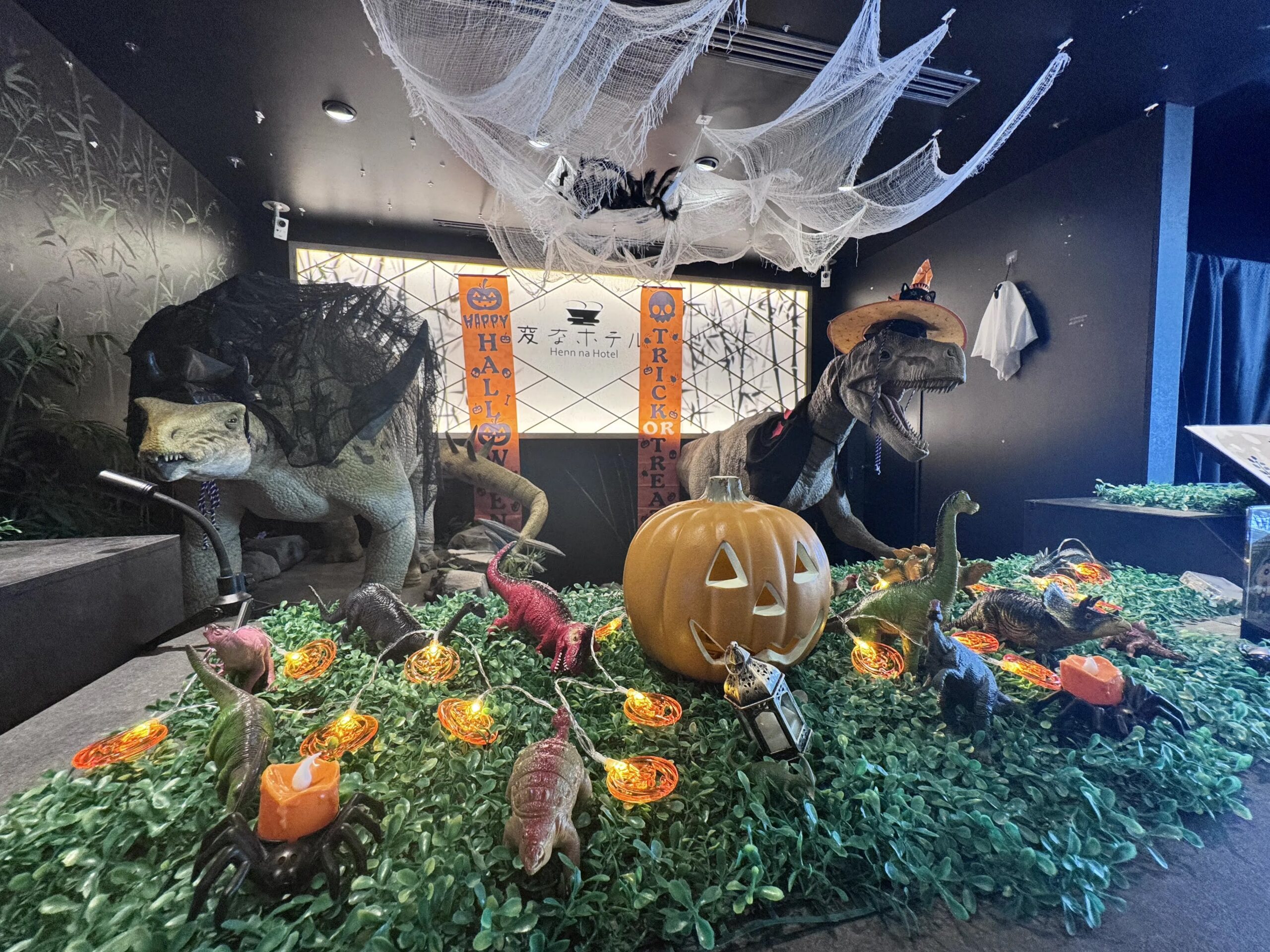 🦖 Dinosaurs Gather in Nishi-Kasai! Halloween-Themed Front Desk Appears 🎃