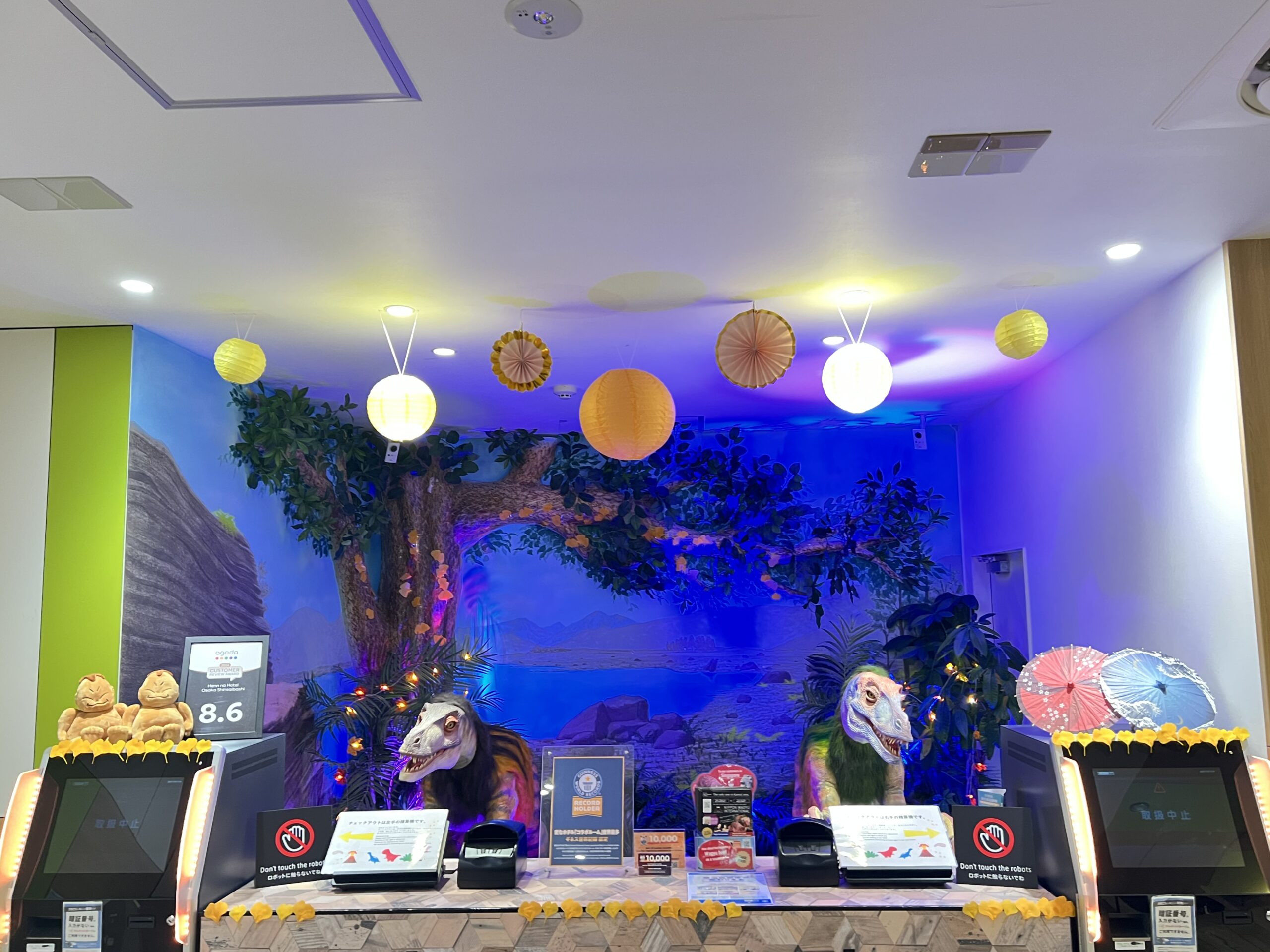 The front desk has been decorated for autumn foliage✨