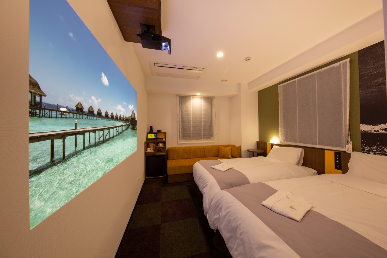 Enjoy sports viewing at the "Henn na Hotel" with a large screen theater!