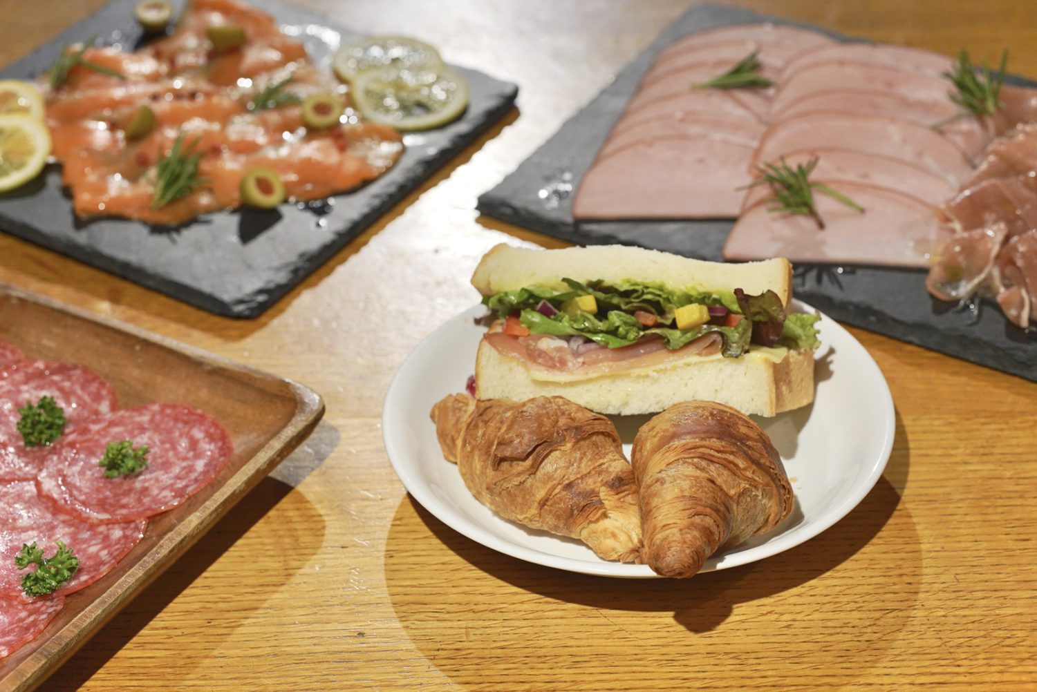 お客様ご自身でサンドイッチやホットサンドをお作りいただけます♪