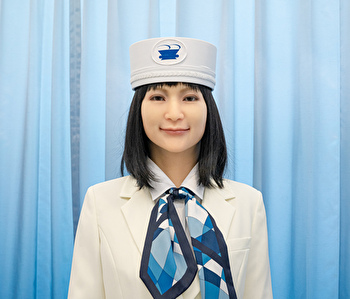 ワクワク楽しい<br />
ロボットチェックイン