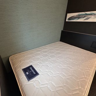 すばらしい眠りをもたらす品質の高さで世界に選ばれてきたシモンズのベッドマットレスを採用。 豪華なボリューム感と高いクッション性により身体をやさしく包み込む寝心地のマットレスで、快適な睡眠・休息へ導きます。