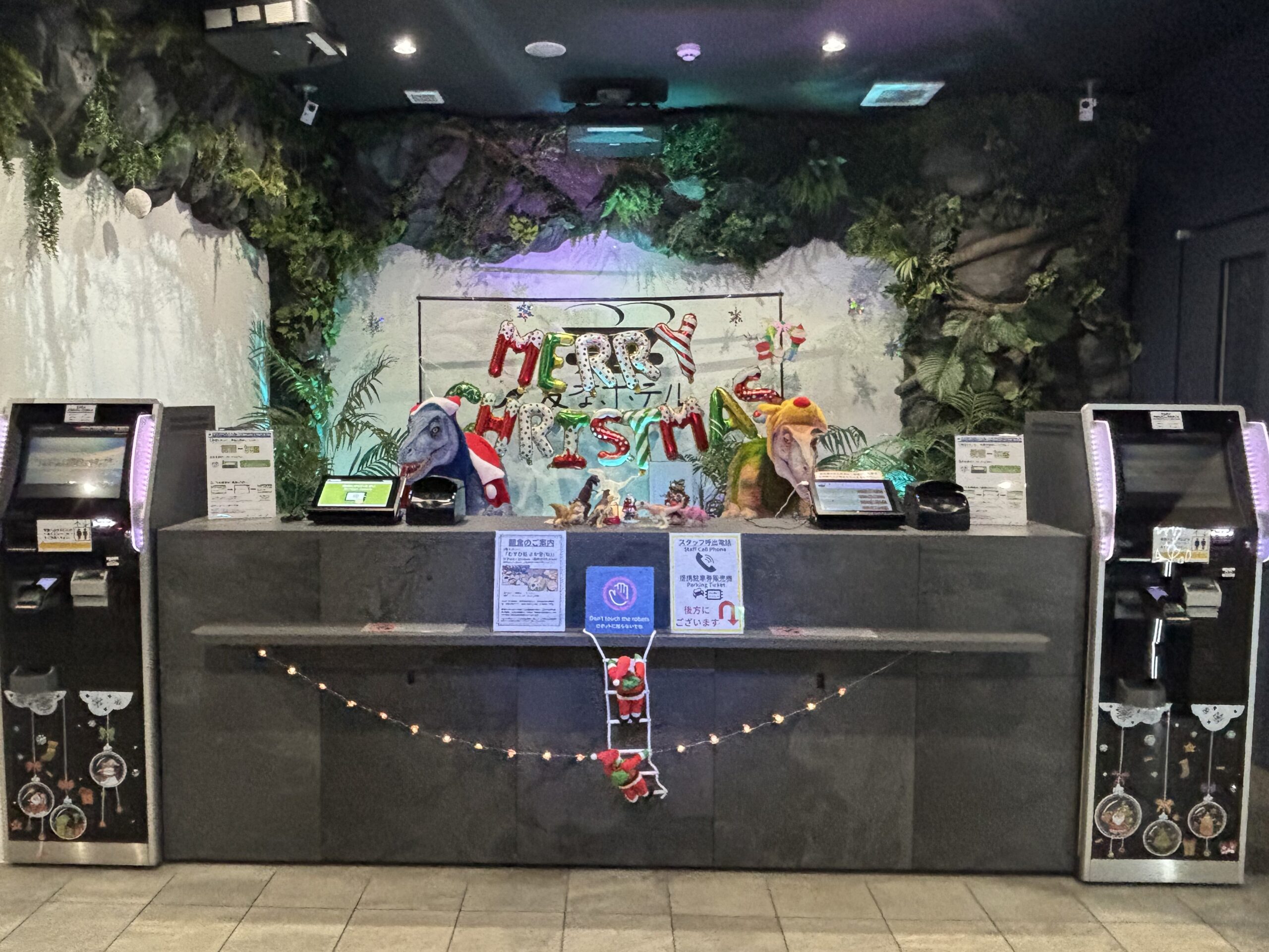【フロント装飾】🎄恐竜たちがお出迎え！賑やかなクリスマス仕様✨