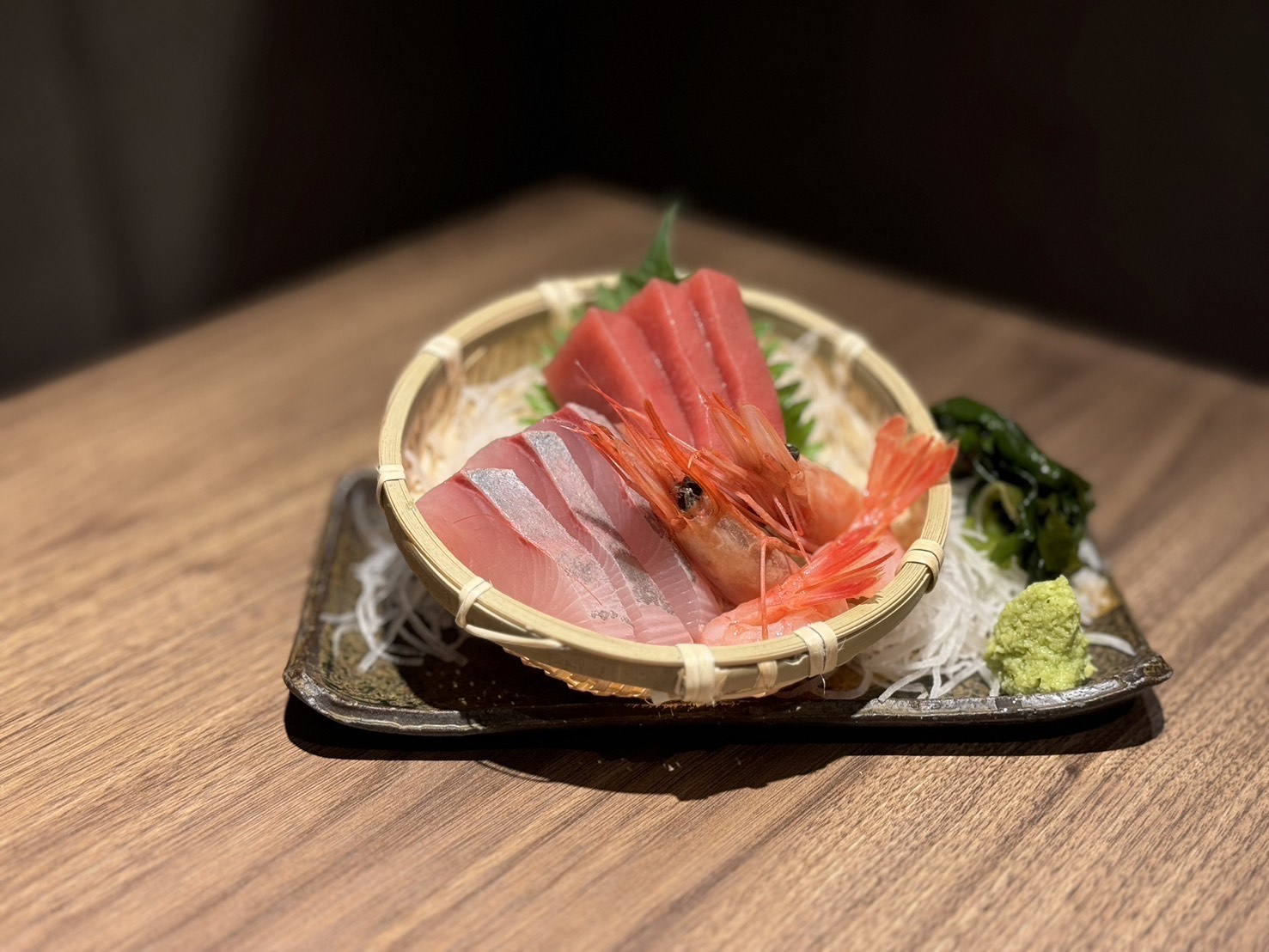 地元の鮮魚店から旬なお魚を仕入れ！
