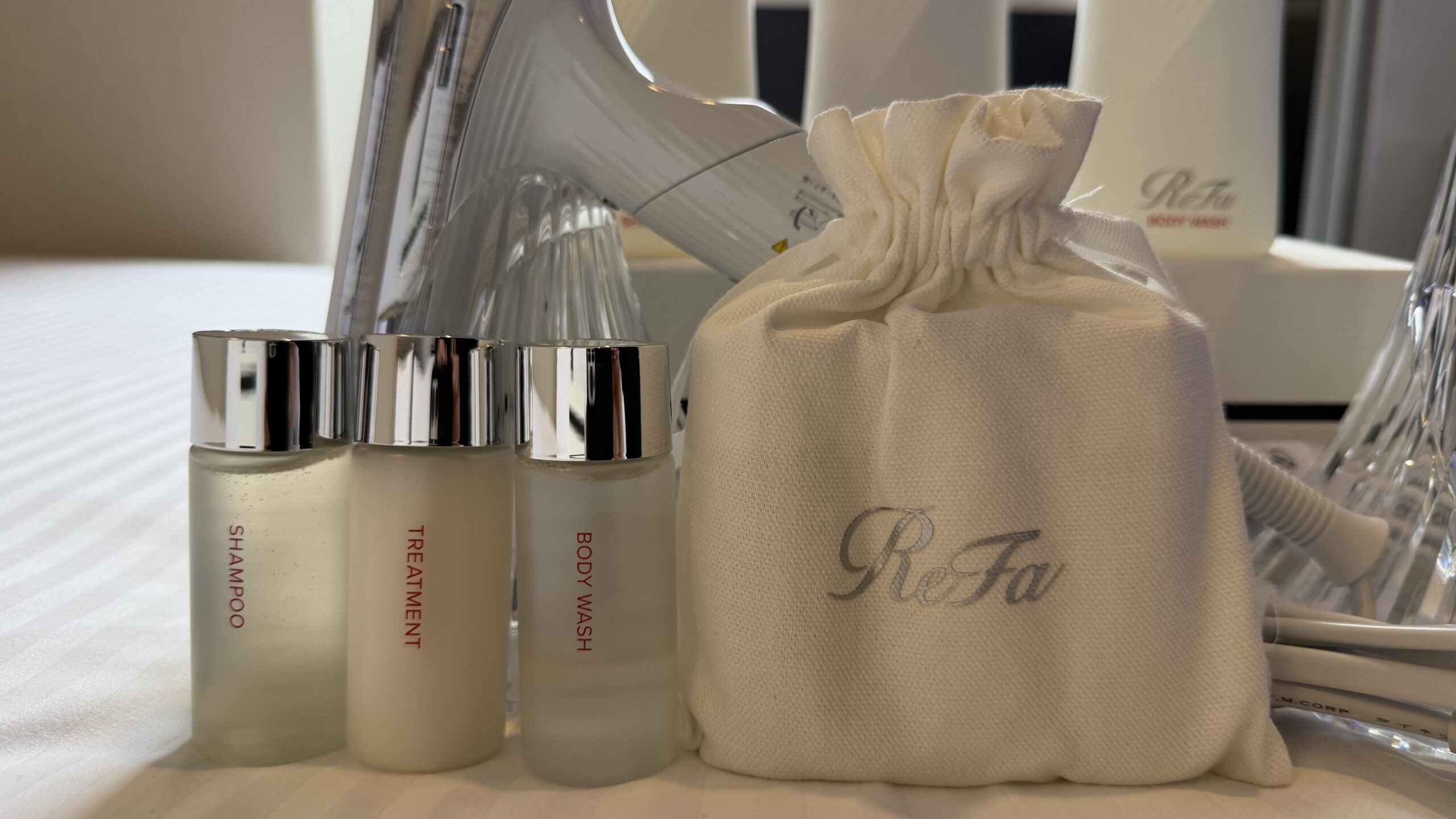 헨나호텔 x【ReFa】룸 증실 기념 ReFa 뷰텍 시리즈 미니 보틀 세트 파우치 50mL 포함 숙박 플랜 발매