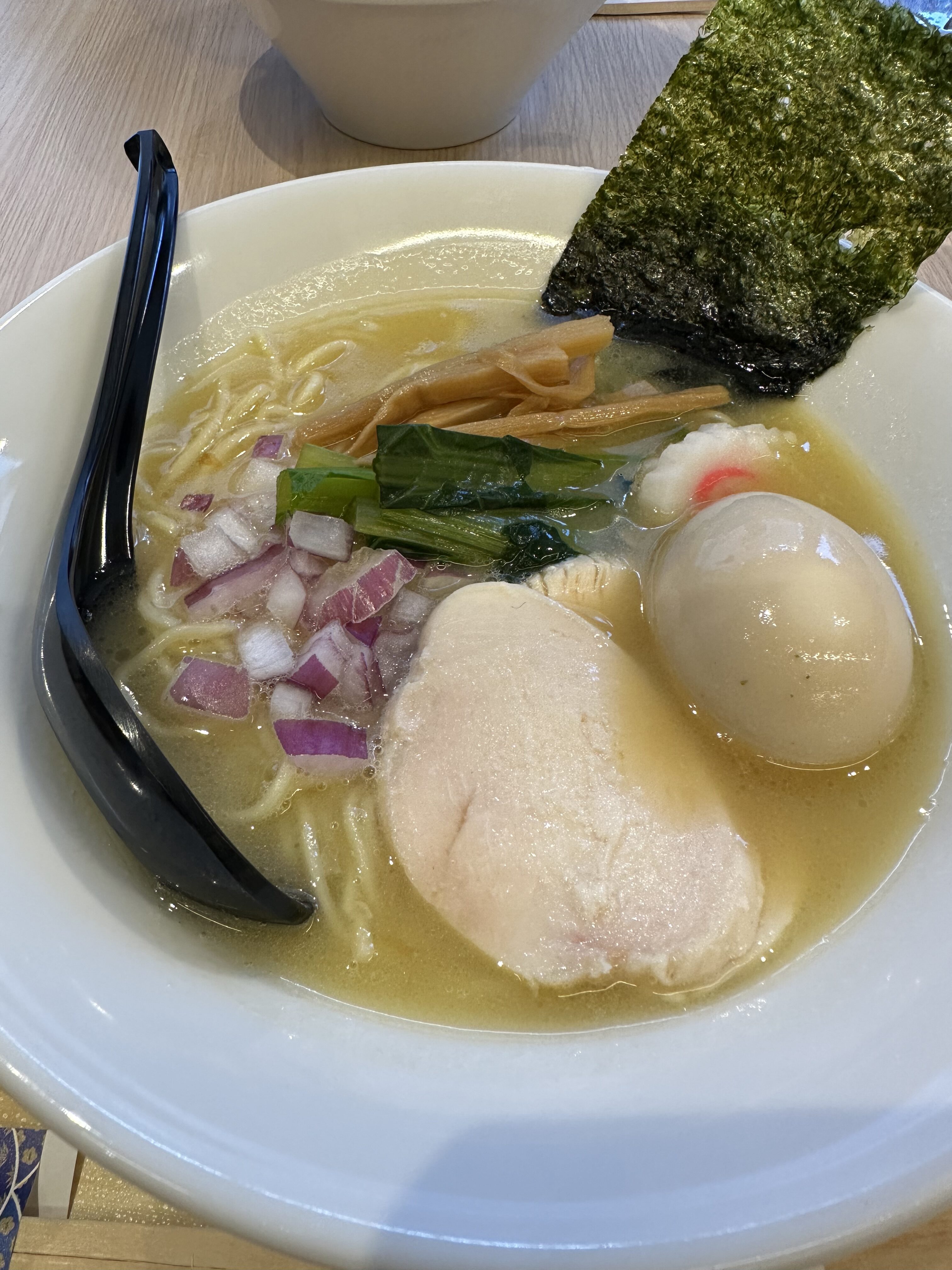 鶏白湯らぁ麺（塩）※味玉入り<br>※フロントスタッフの一押し！（夜勤明けの一杯が最高♪）
