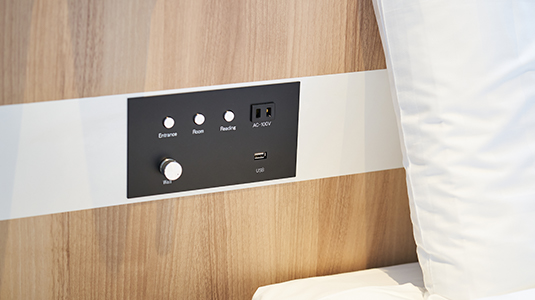 콘센트 및 USB 포트가 있는 침대