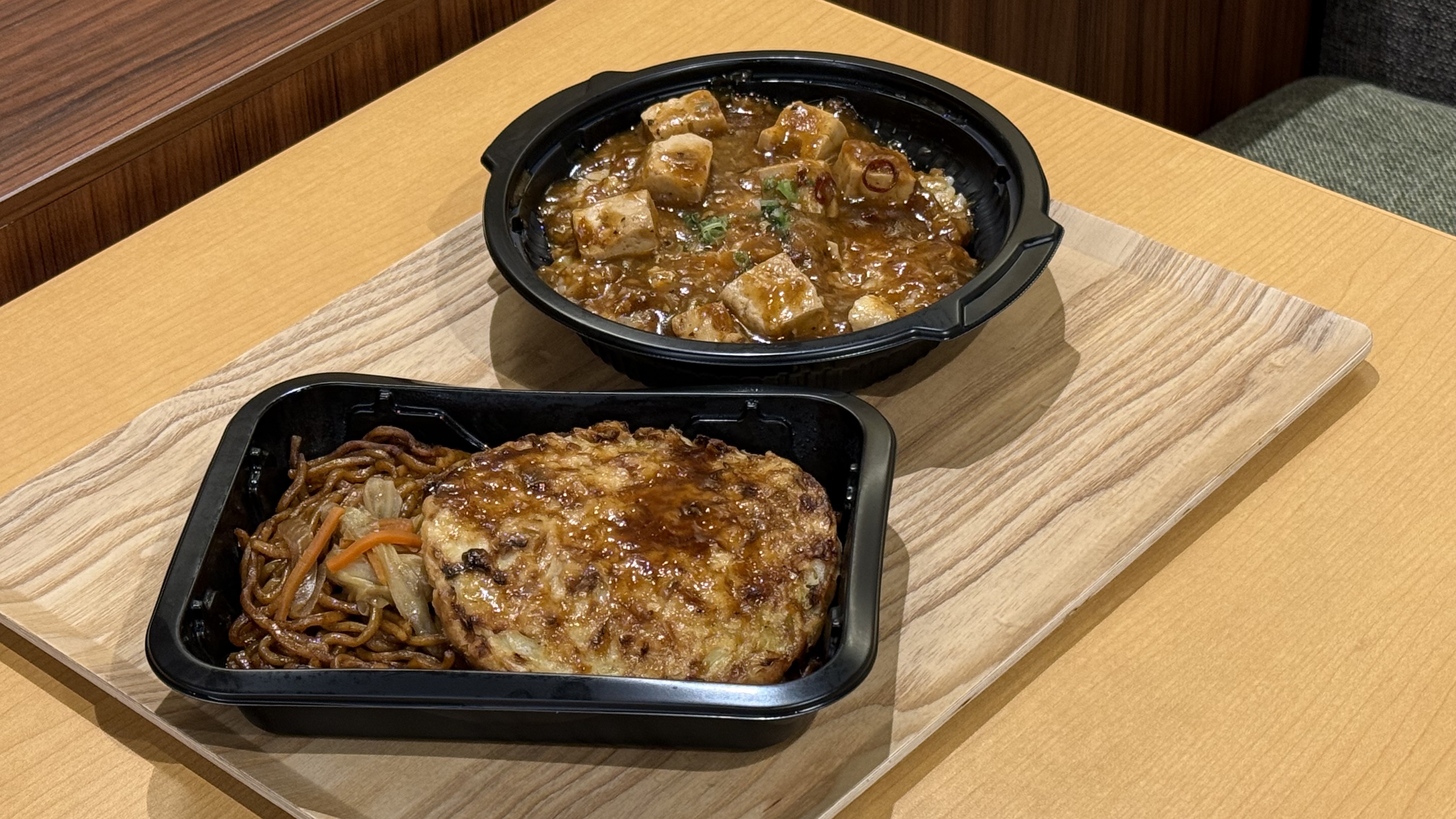 您可以享用麻婆豆腐等中式菜单以及御好烧等美食　　　　　※提供内容可能会有所变更